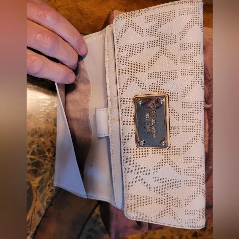 MICHAEL KORS LONG WALLET - Picture 2 of 14